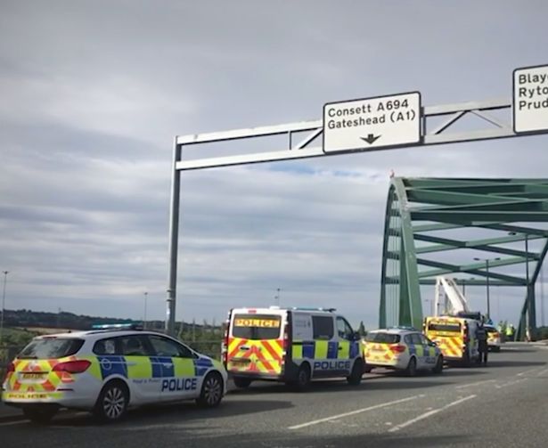 بازداشت مردی که قصد داشت روی یک پل سلفی بگیرد