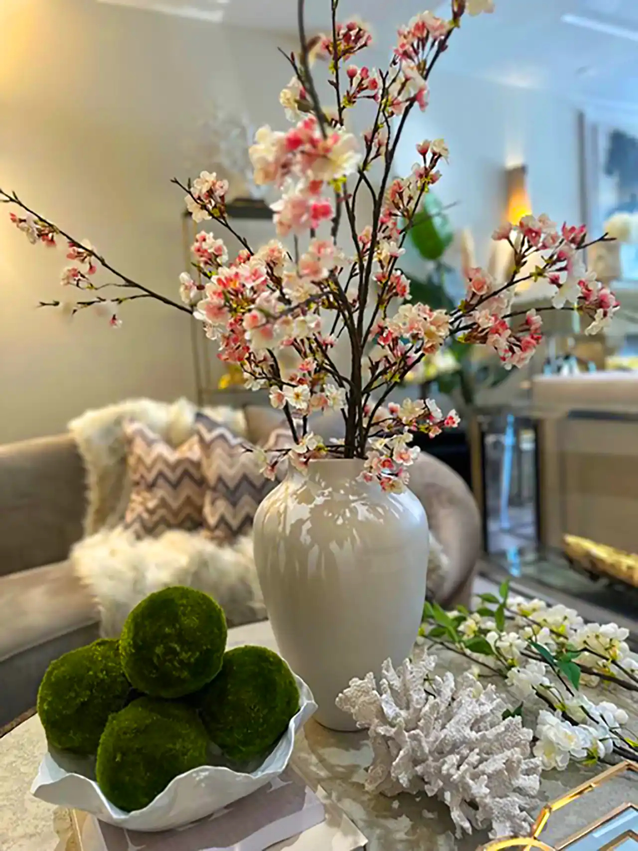 گلدان دکوری با گلهای طبیعی 