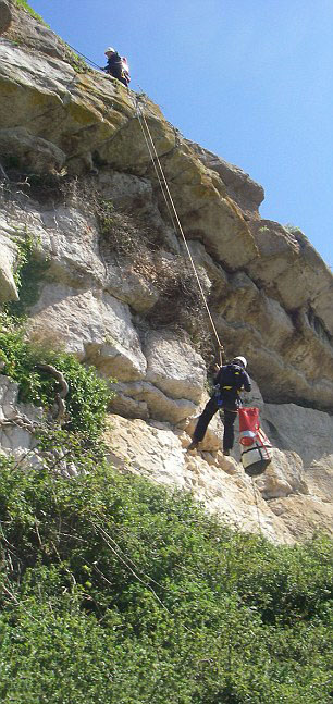 نجات بزی که یک هفته در صخره ها گیر افتاده بود