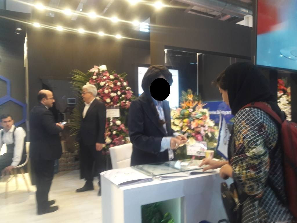 کشف‌حجاب عجیب در نمایشگاه بین‌المللی در تهران