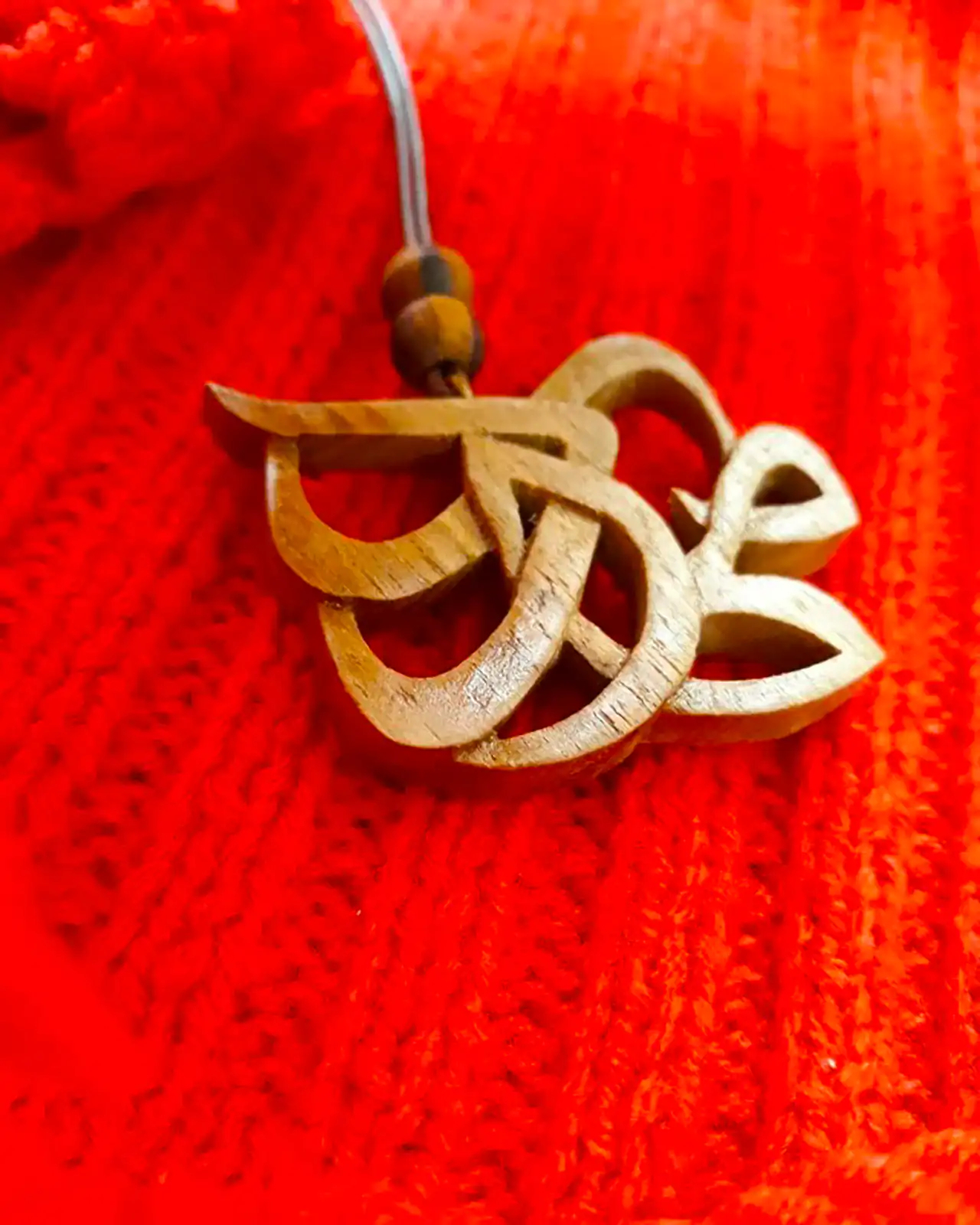 گردنبند چوبی اسم