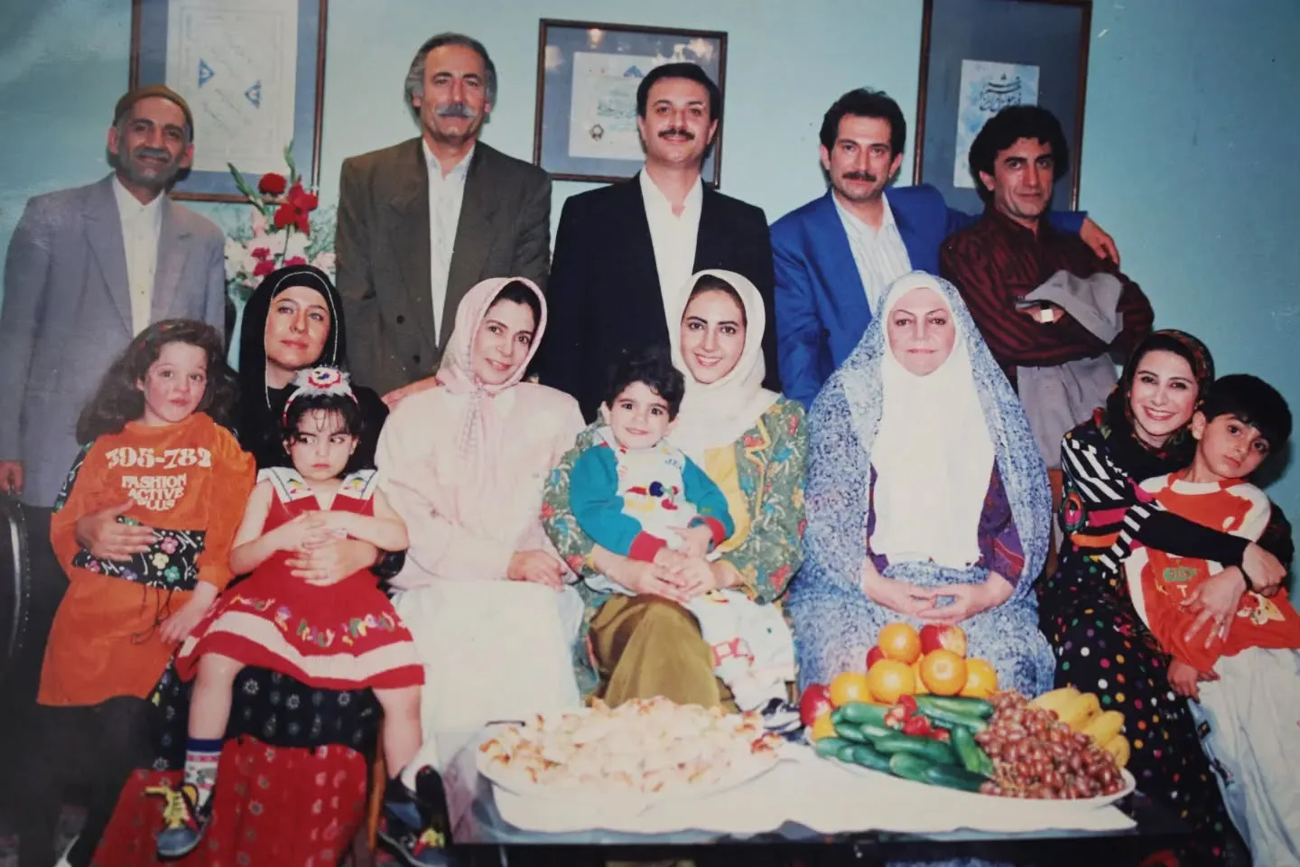 کاوه آهنگر در 3 سالگی در سریال آپارتمان در کنار بزرگانی مانند آتیلا پسیانی، حمید جبلی و رضا کیانیان