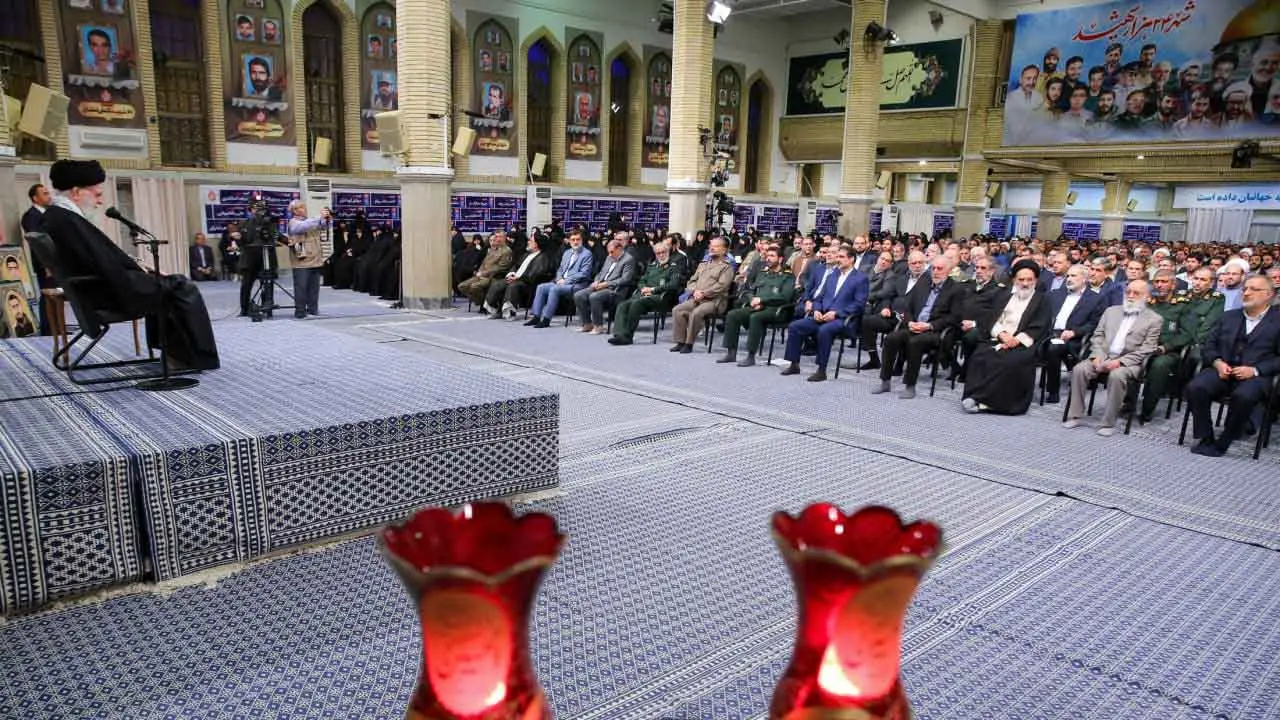 حضرت آیتالله خامنهای رهبر معظم انقلاب اسلامی صبح امروز( سه شنبه ) در دیدار دستاندرکاران کنگره ۲۴ هزار شهید تهران بزرگ