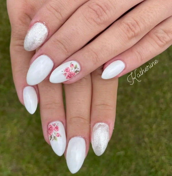 عکس از لاک ناخن سفید با طراحی گل