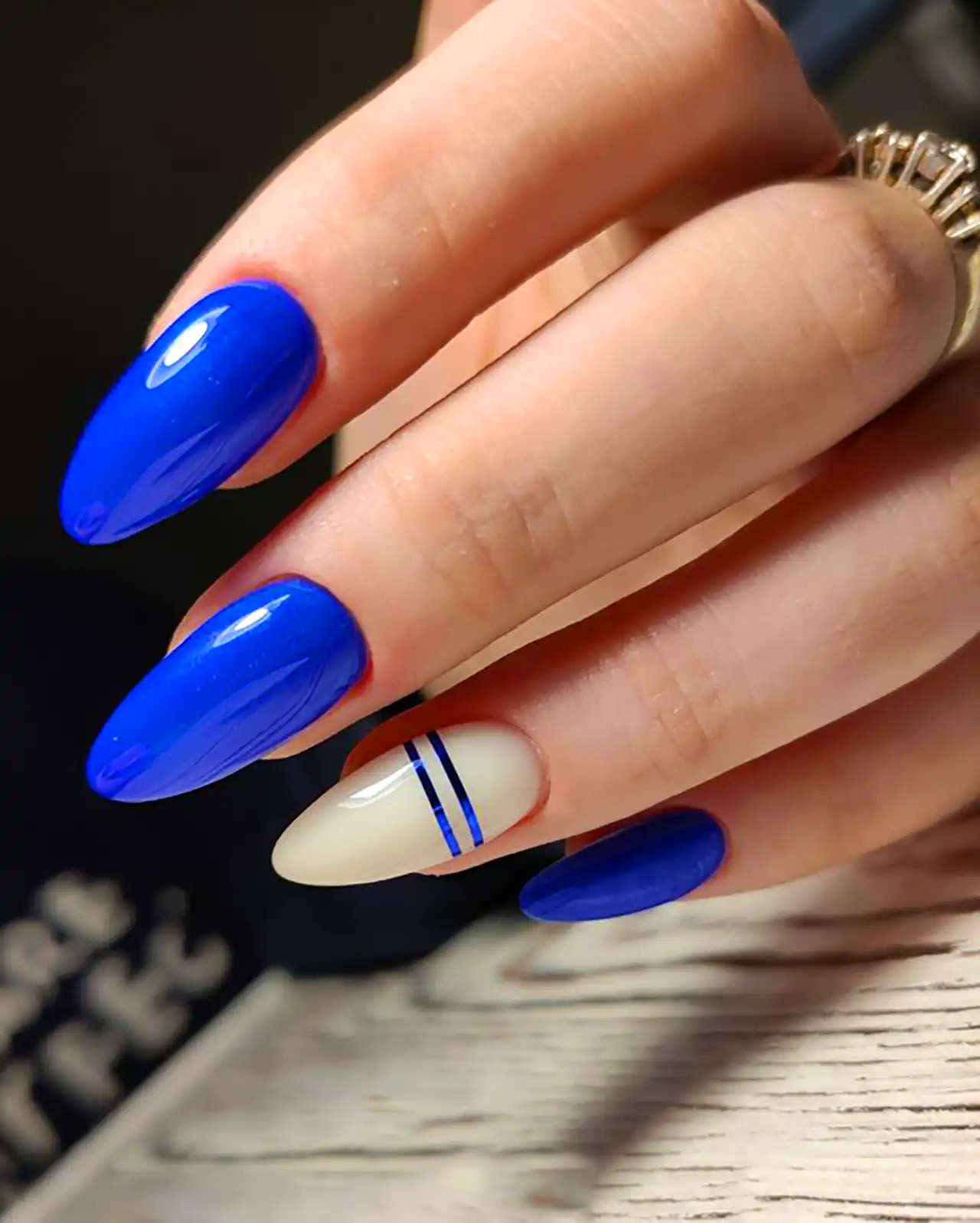 طرح ناخن شیک آبی کاربنی 