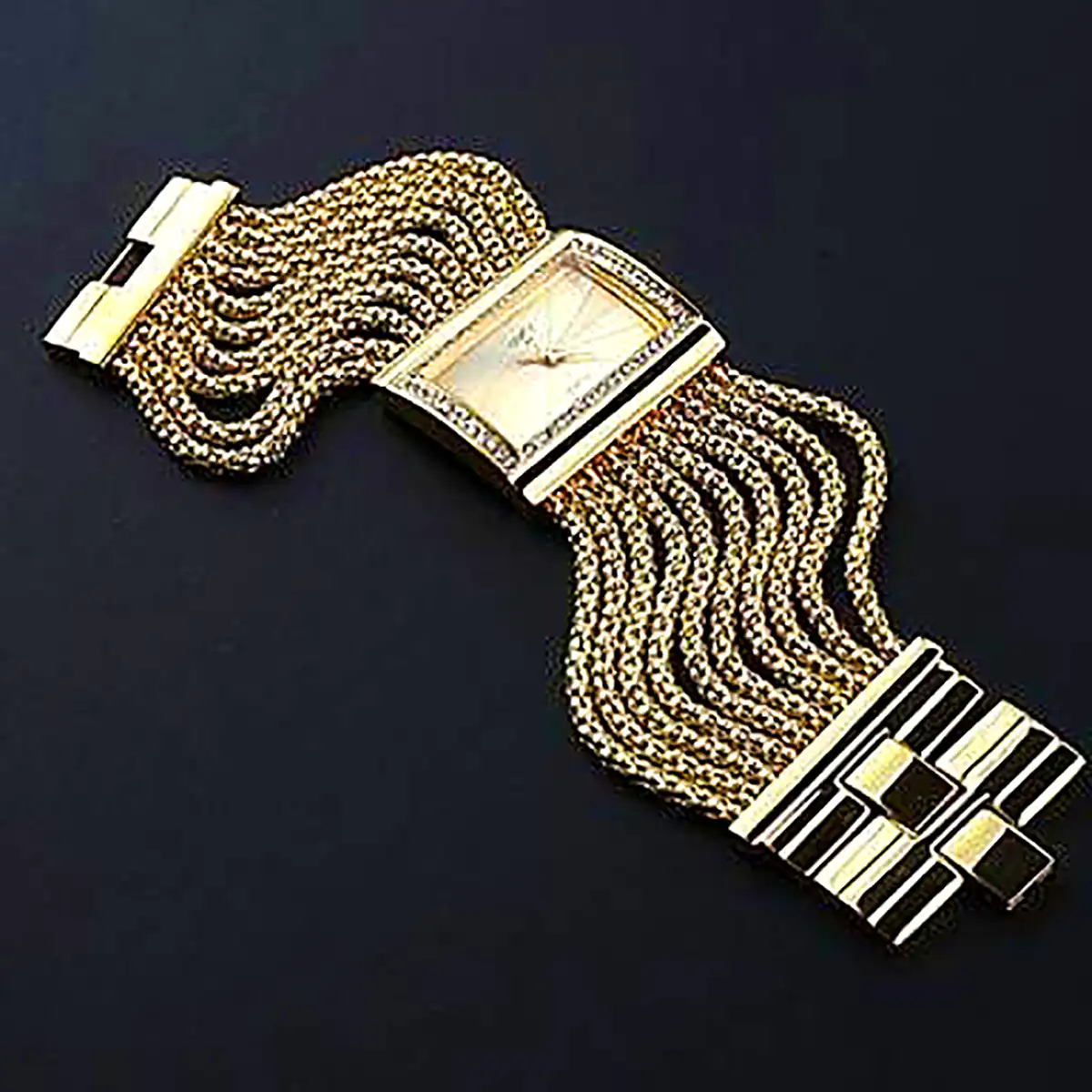 ساعت زنانه با طراحی بی نظیر