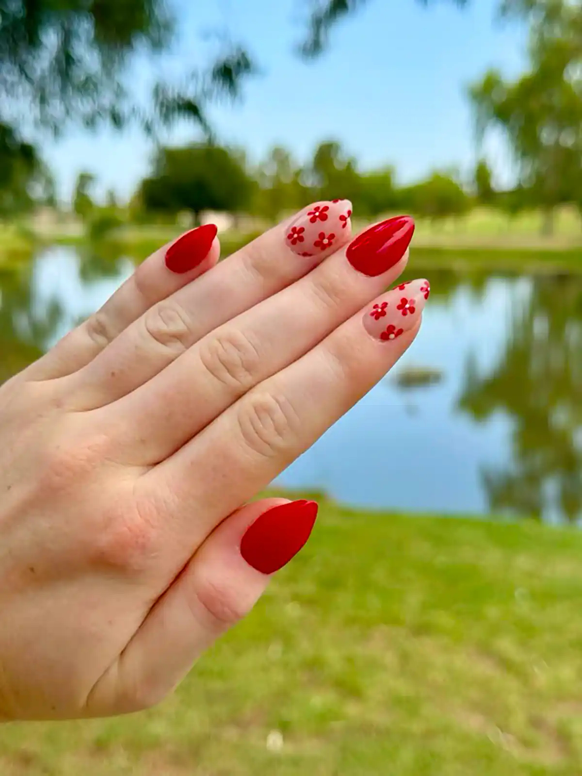 طراحی گل روی ناخن