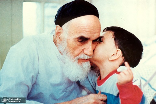 سید علی خمینی در کنار پدر بزگش امام خمینی 