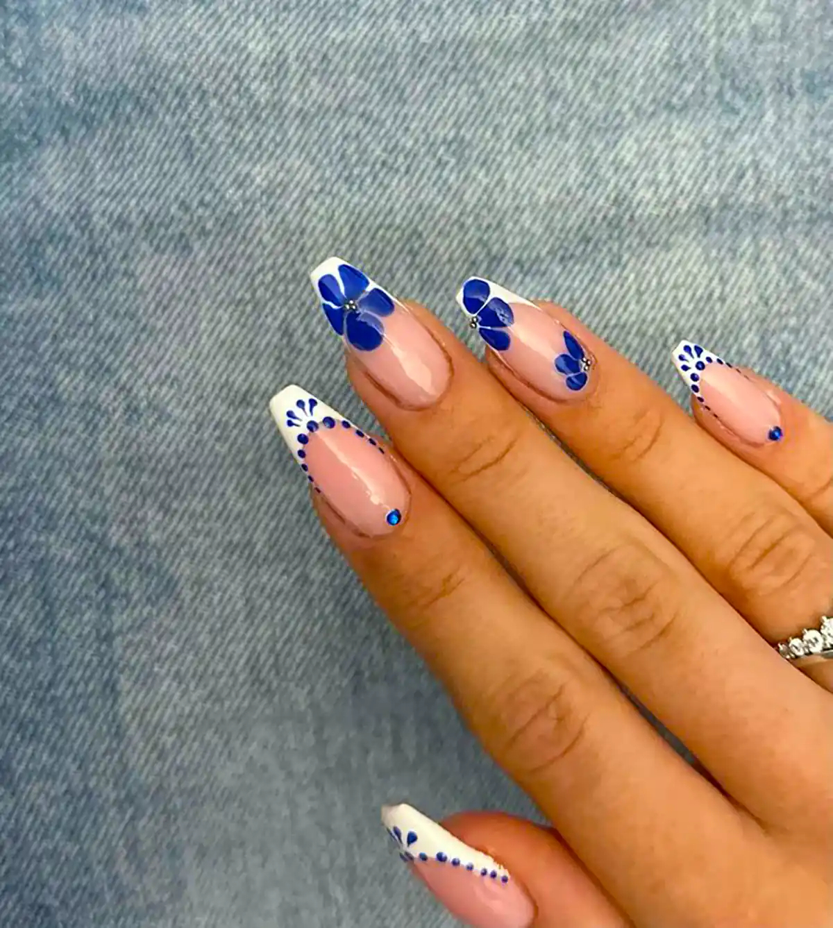 طراحی گل روی ناخن