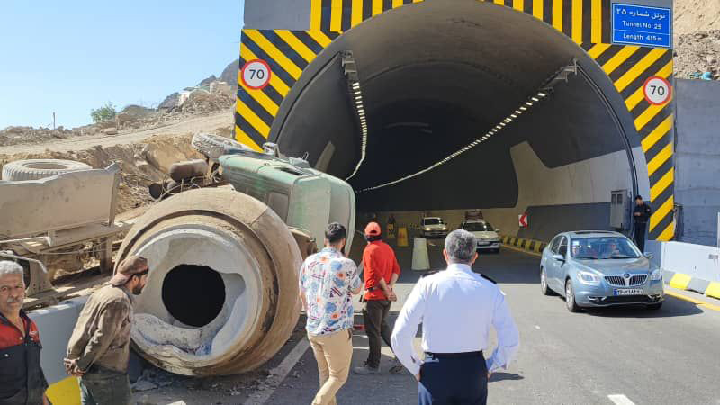 واژگونی هولناک کامیون میکسر در تونل آزاد راه شمال