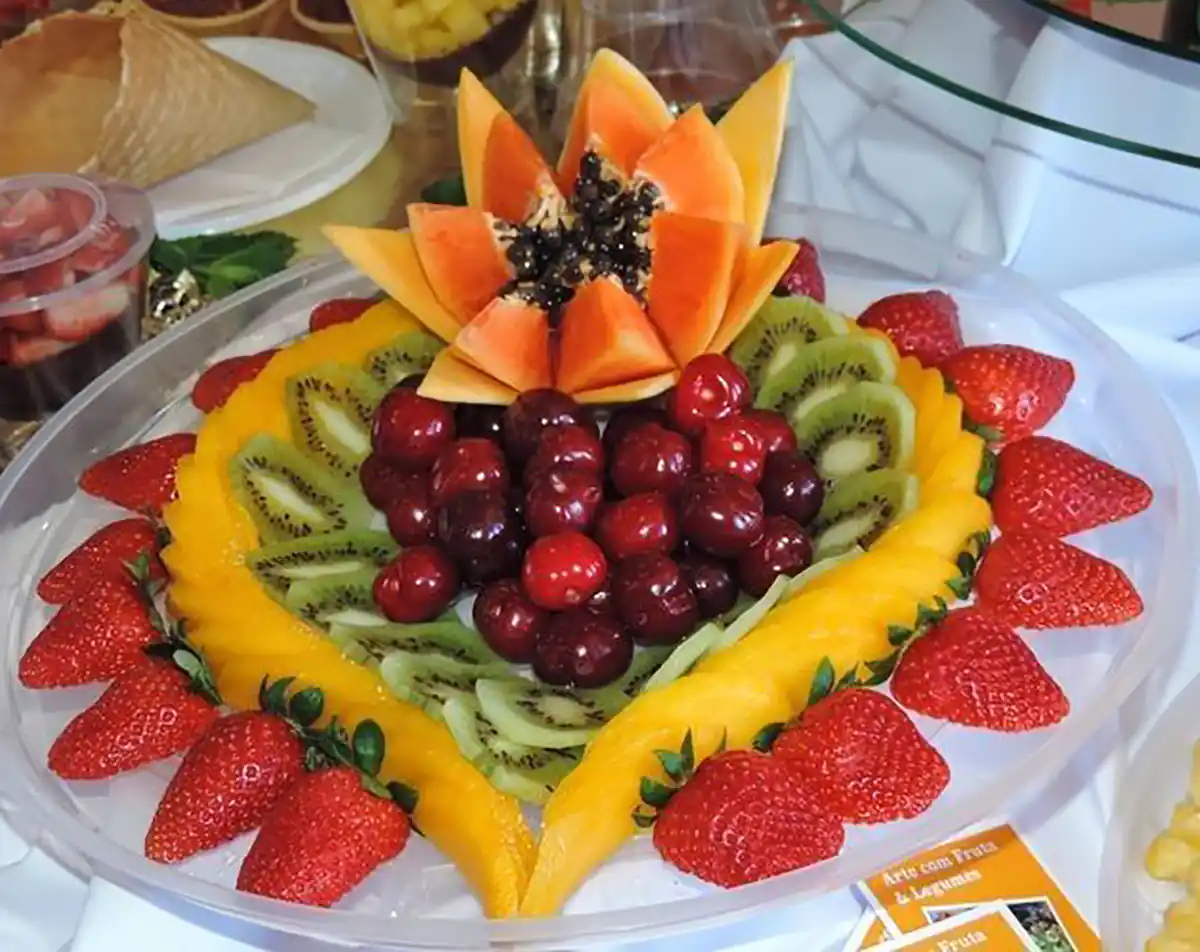 تزیین سینی میوه تزیین میوه برای تولد تزیین میوه برای مهمانی ساده چیدمان میوه در ظرف تزیین میوه سالم تزیین میوه خرد شده 