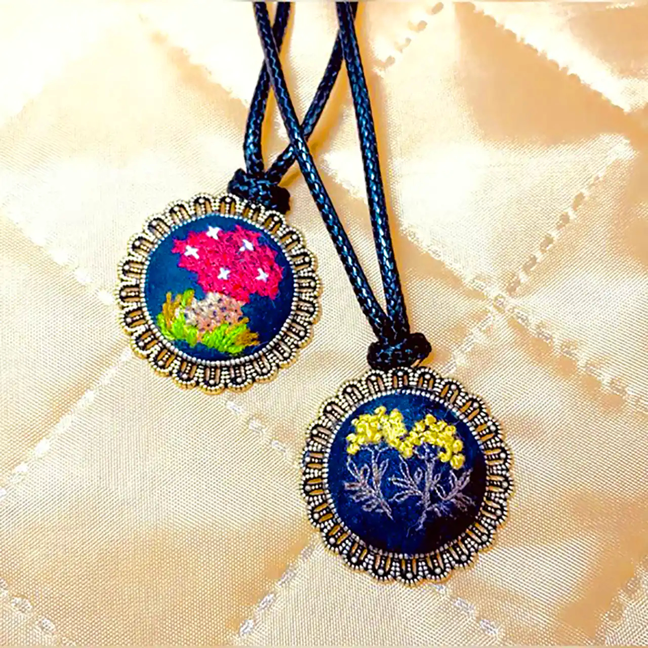 گردنبند گلدوزی شده شیک