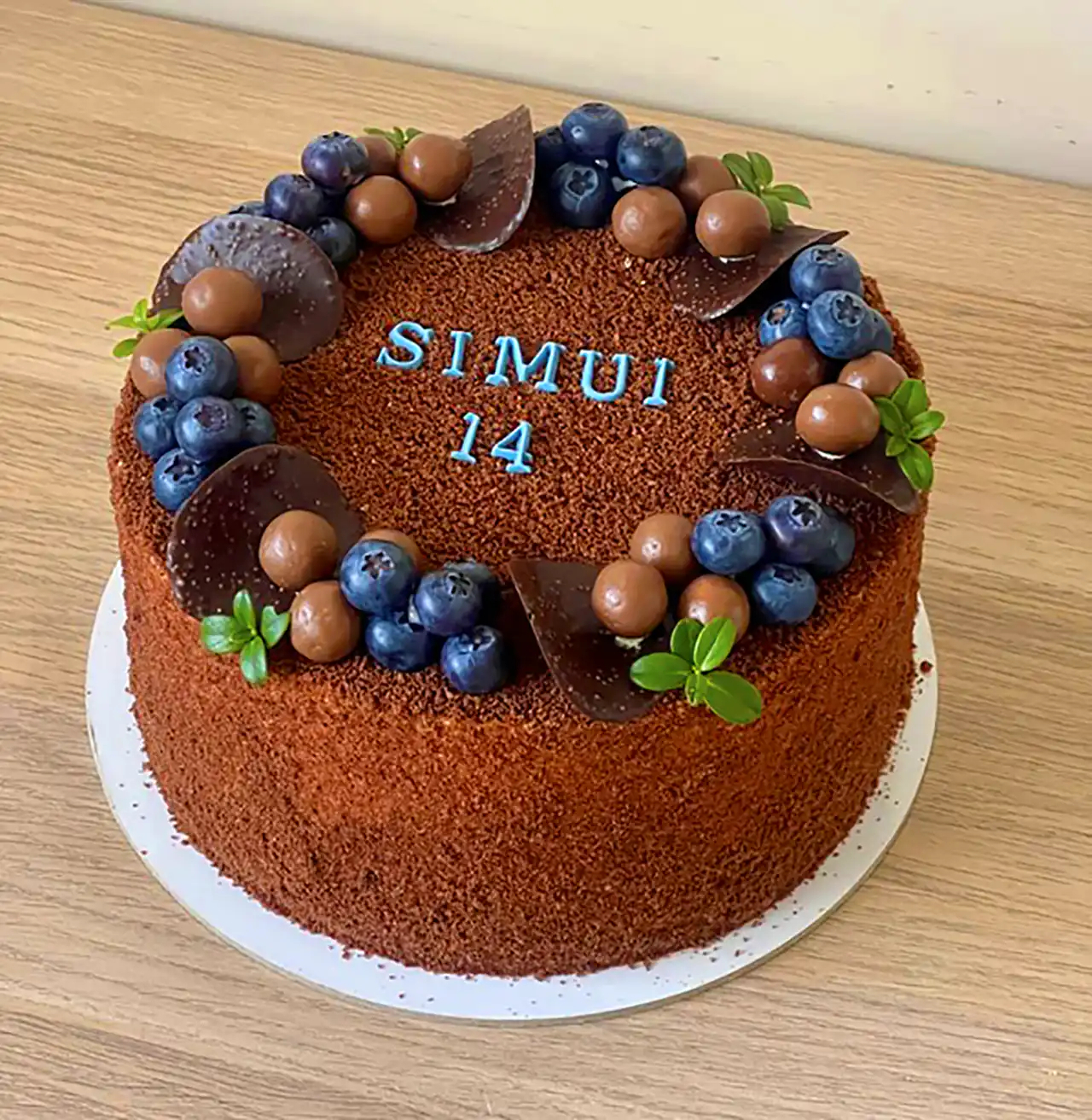 کیک شکلاتی با دیزاین شیک