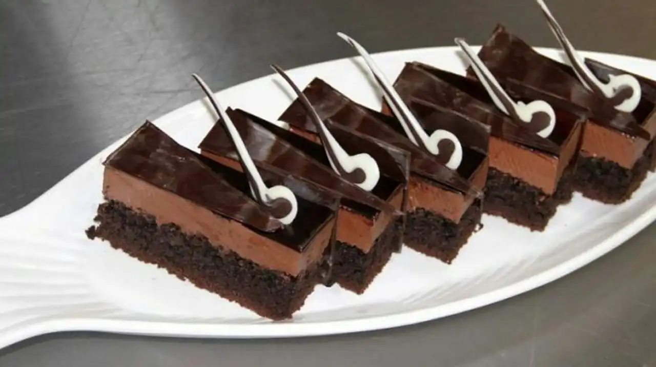 انواع مدل شیرینی تر + معرفی محبوب ترین و خوشمزه ترین مدل های شیرینی تر و خامه ای