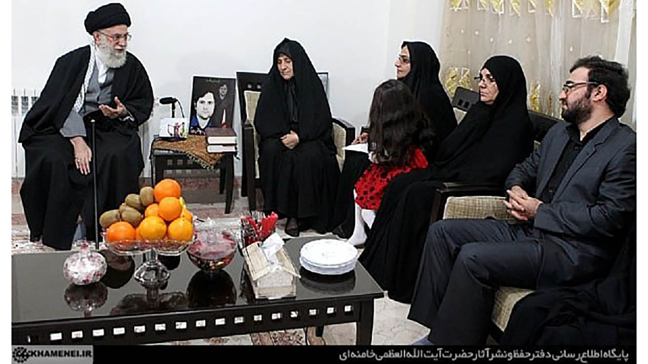  دیدار و گفت‌وگو صمیمانه رهبر انقلاب با خانواده شهید داریوش رضایی‌نژاد