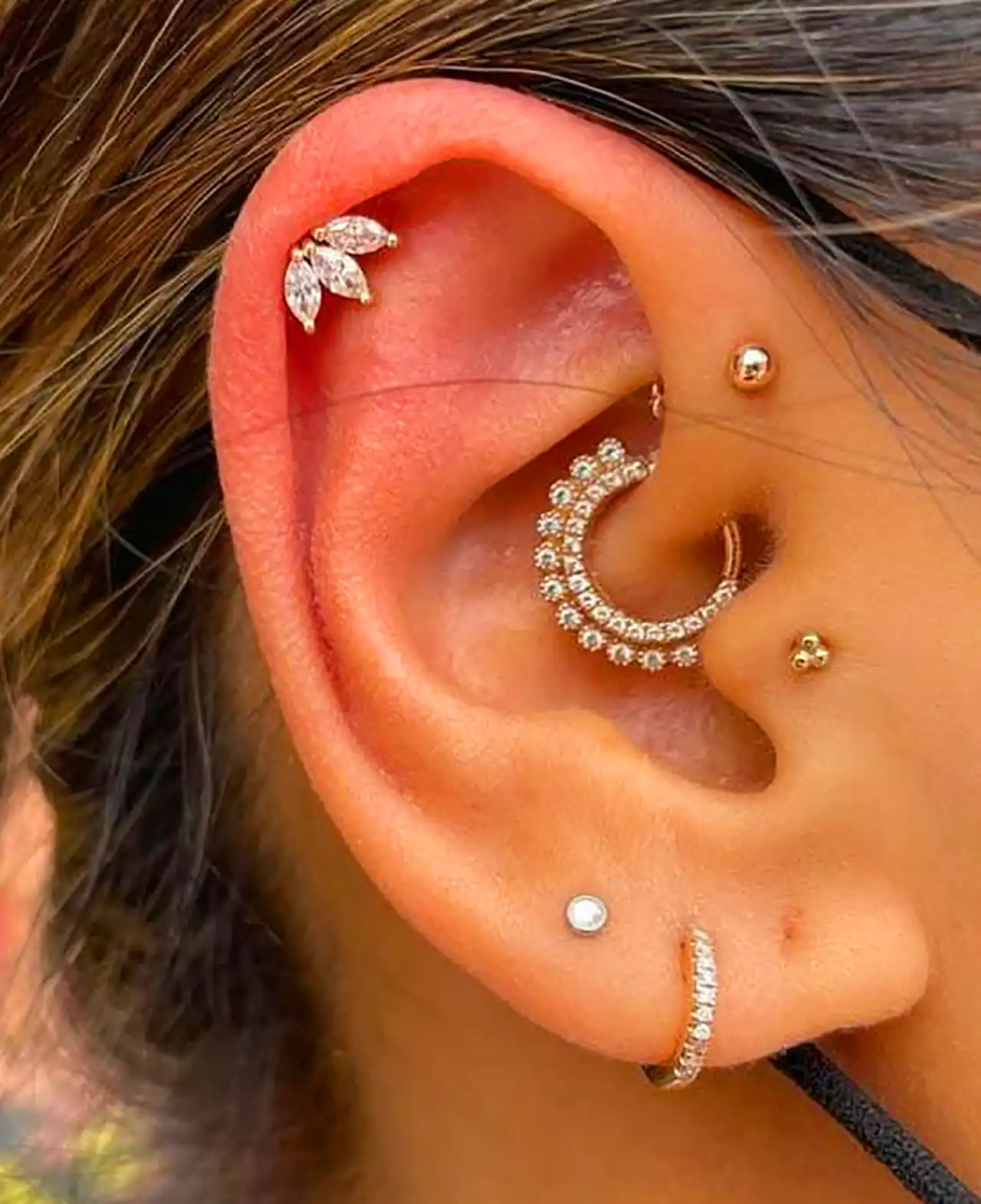 پیرسینگ گوش رنگ ثابت