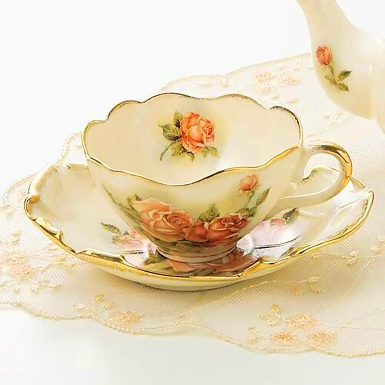 مدل فنجون و نعلبکی سلطنتی وینتیج