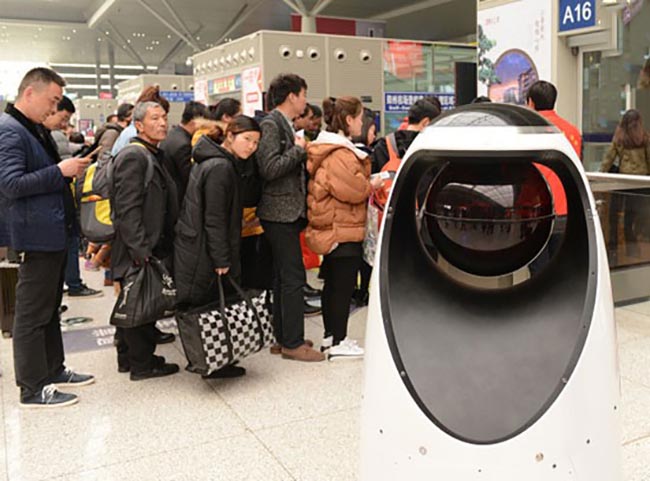 ربات شگفت انگیزی که کار پلیس راه‌آهن را انجام میدهد