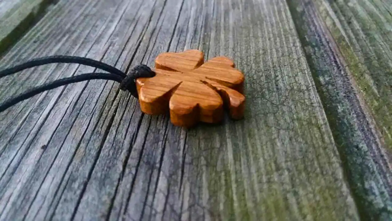 گردنبند چوبی شبدر 4 برگ