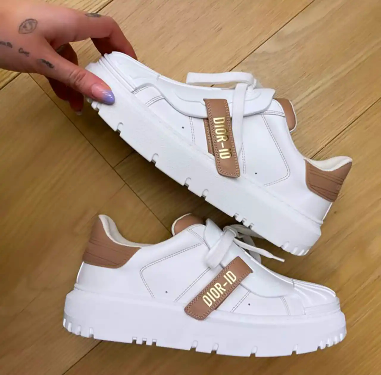 کتونی سفید دخترانه زیبا