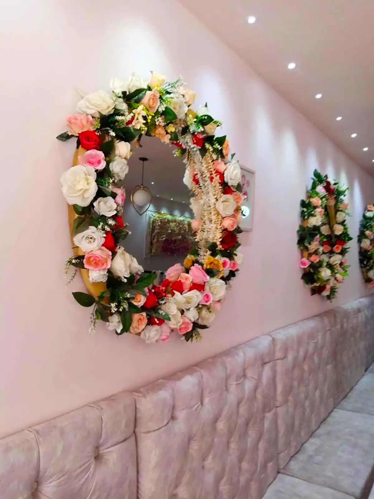 آینه با قاب گل مصنوعی