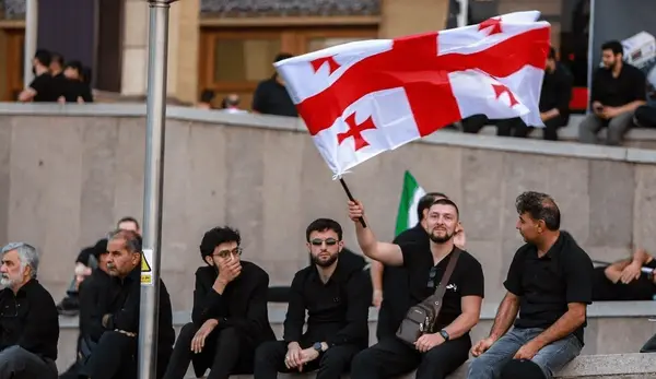 مهمان گرجستانی اولین روز وداع با رهبر شهید انقلاب در مصلی تهران؛ ساعاتی پیش از شروع مراسم