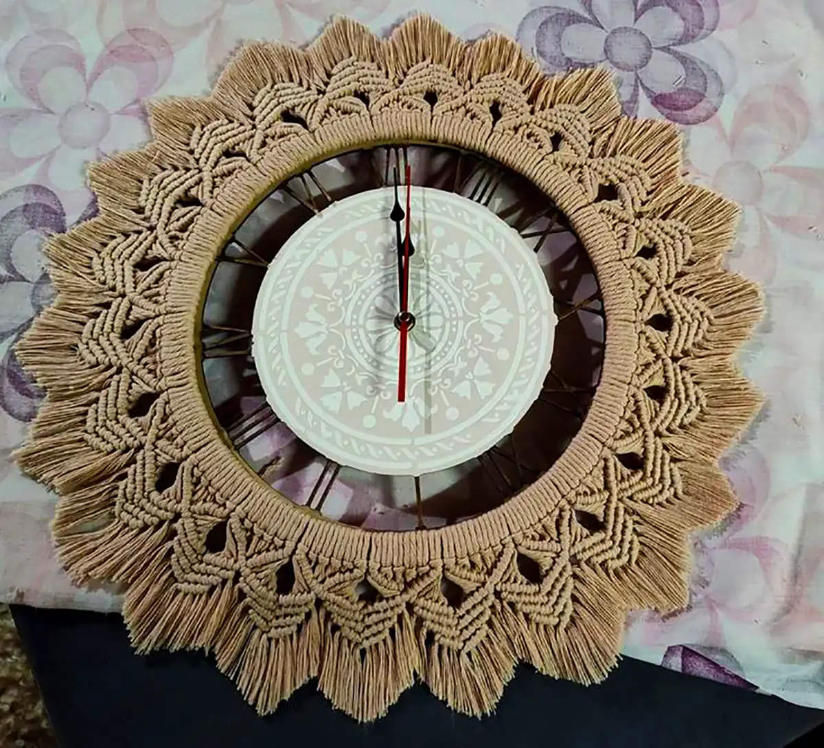 ساعت دیواری مکرومه