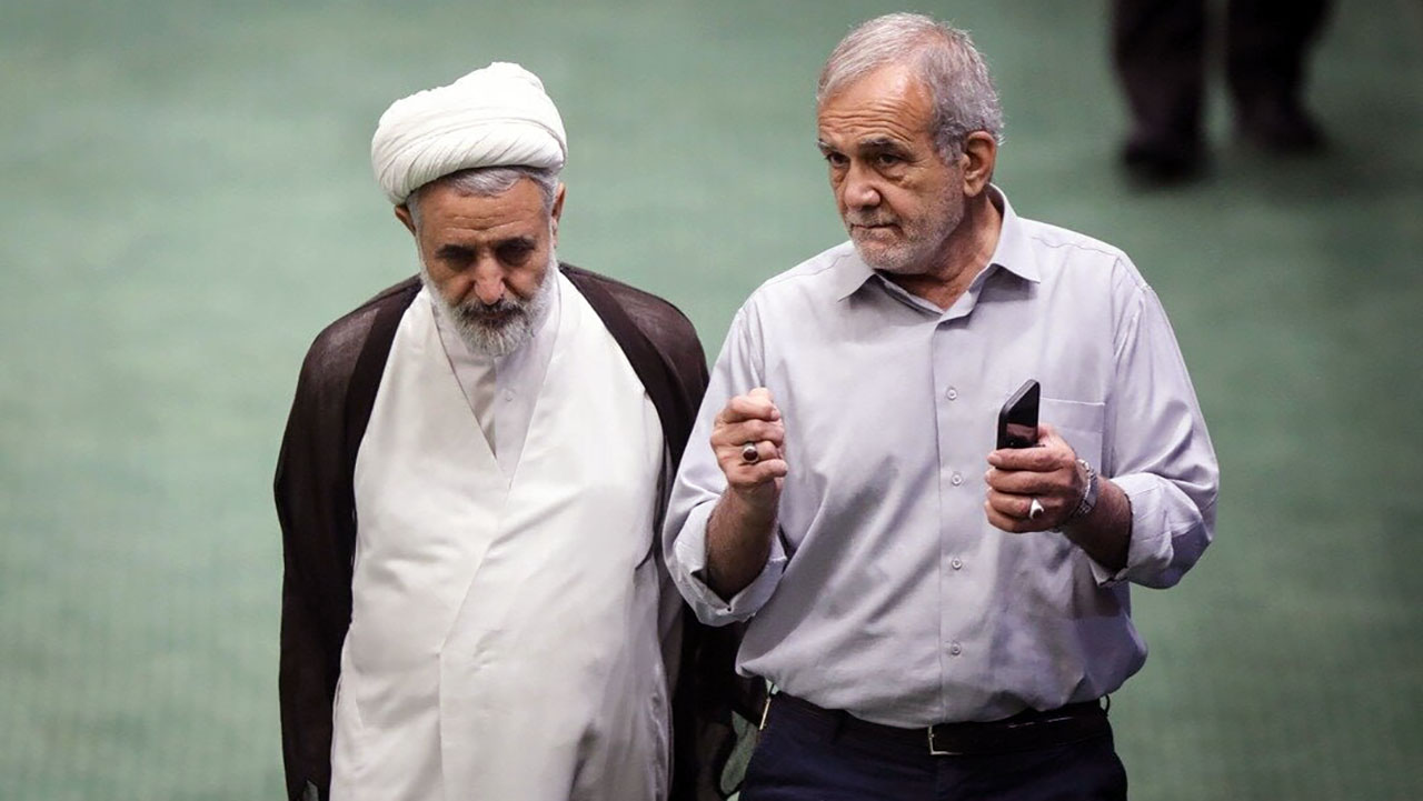 مسعود پزشکیان ، نماینده مردم تبریز در مجلس شورای اسلامی ( راست)  و مجتبی ذوالنوری نماینده مردم قم در مجلس 