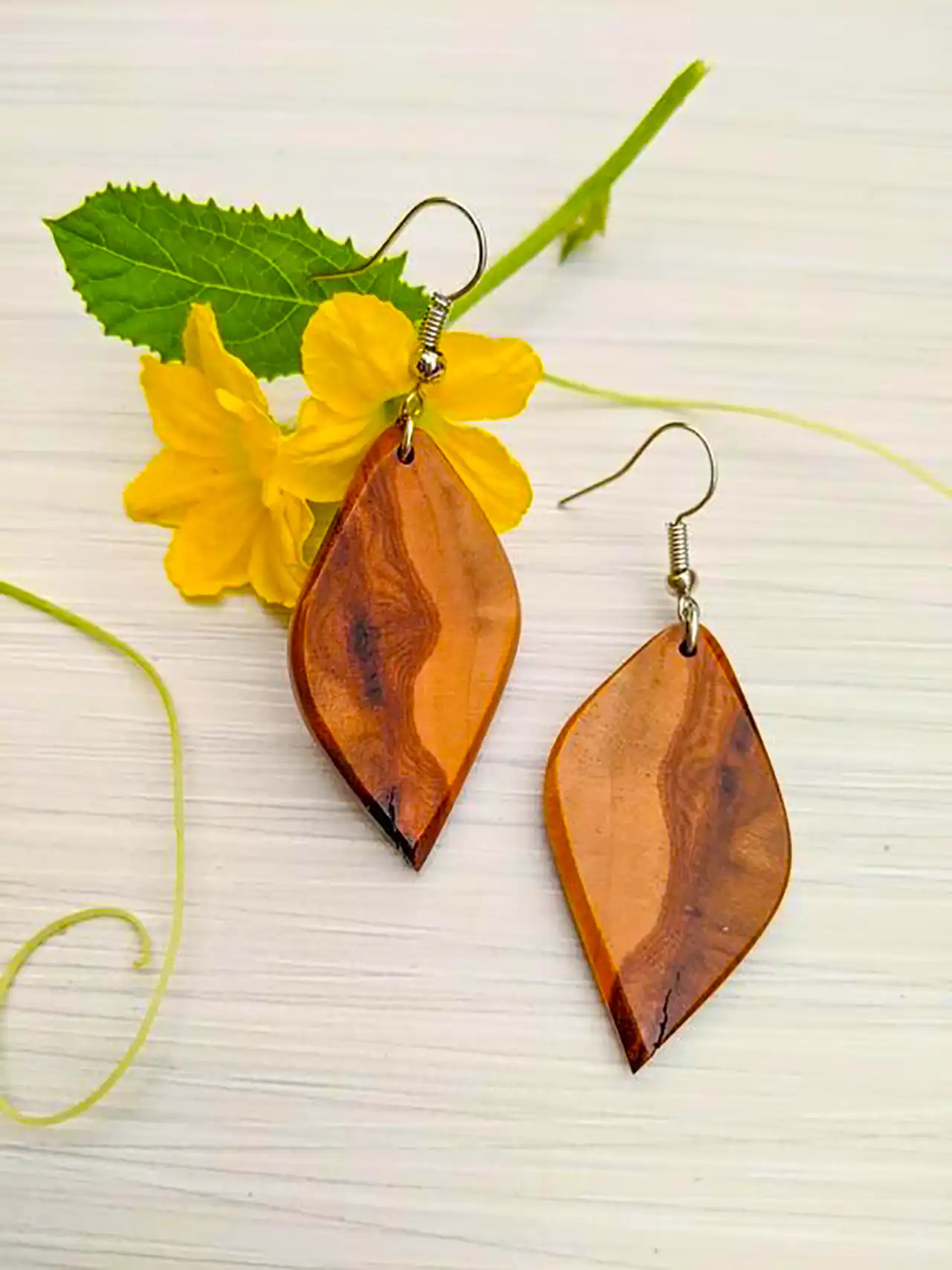 گوشواره چوبی طرح برگ