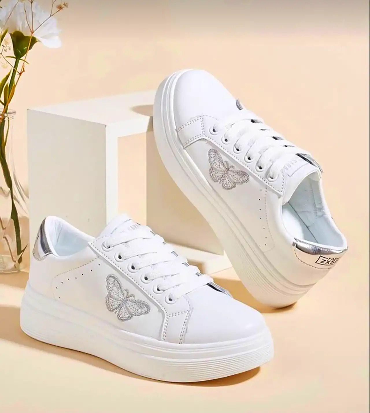 کتونی سفید دخترانه زیبا