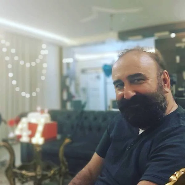 عکس / رونمایی از همسر شیک پوش مهران احمدی، بازیگر نقش بهبود سریال پایتخت در خانه شان با پیدمانی لوکس و زیبا