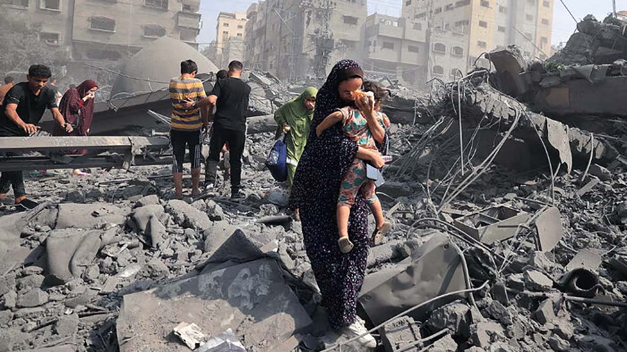 رژیم صهیونیستی در تلافی حملات برق آسای حماس به شهرهای این رژیم تاکنون با بیش از ۴۵۰ حمله هوایی مناطق تجاری، مسکونی و اردوگاه‌های آوارگان را هدف قرار داده است.