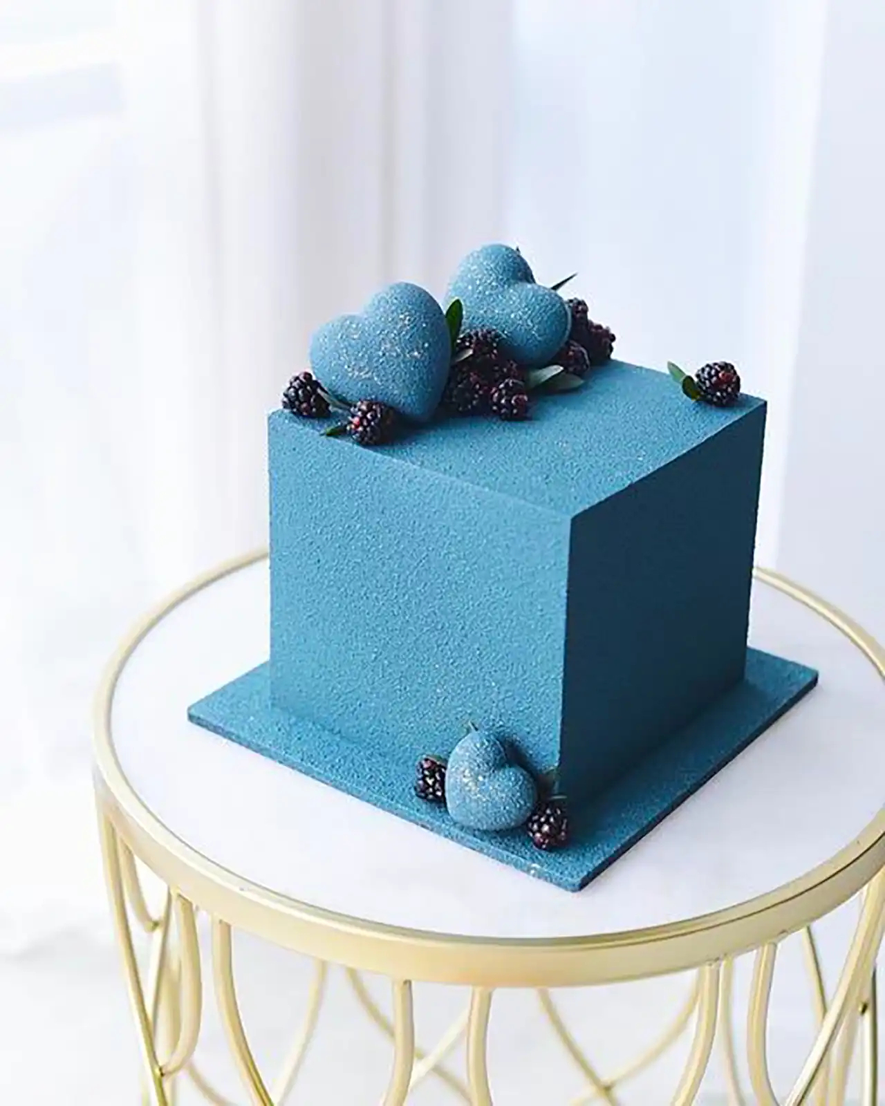 کیک تولد مدرن آبی