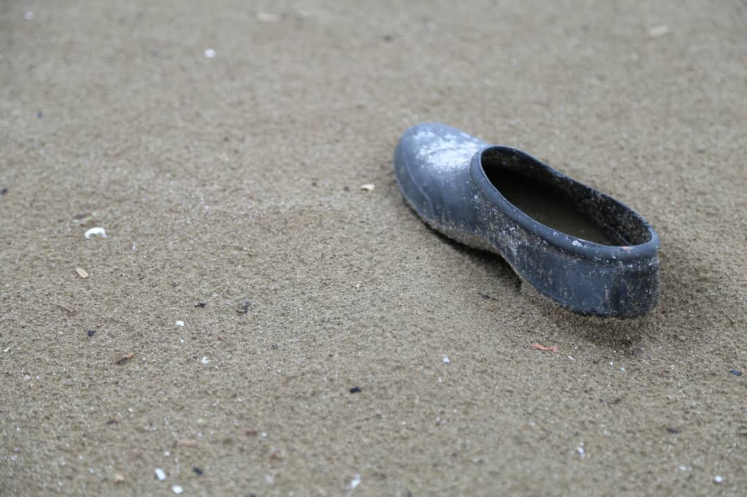 کفش در ساحل