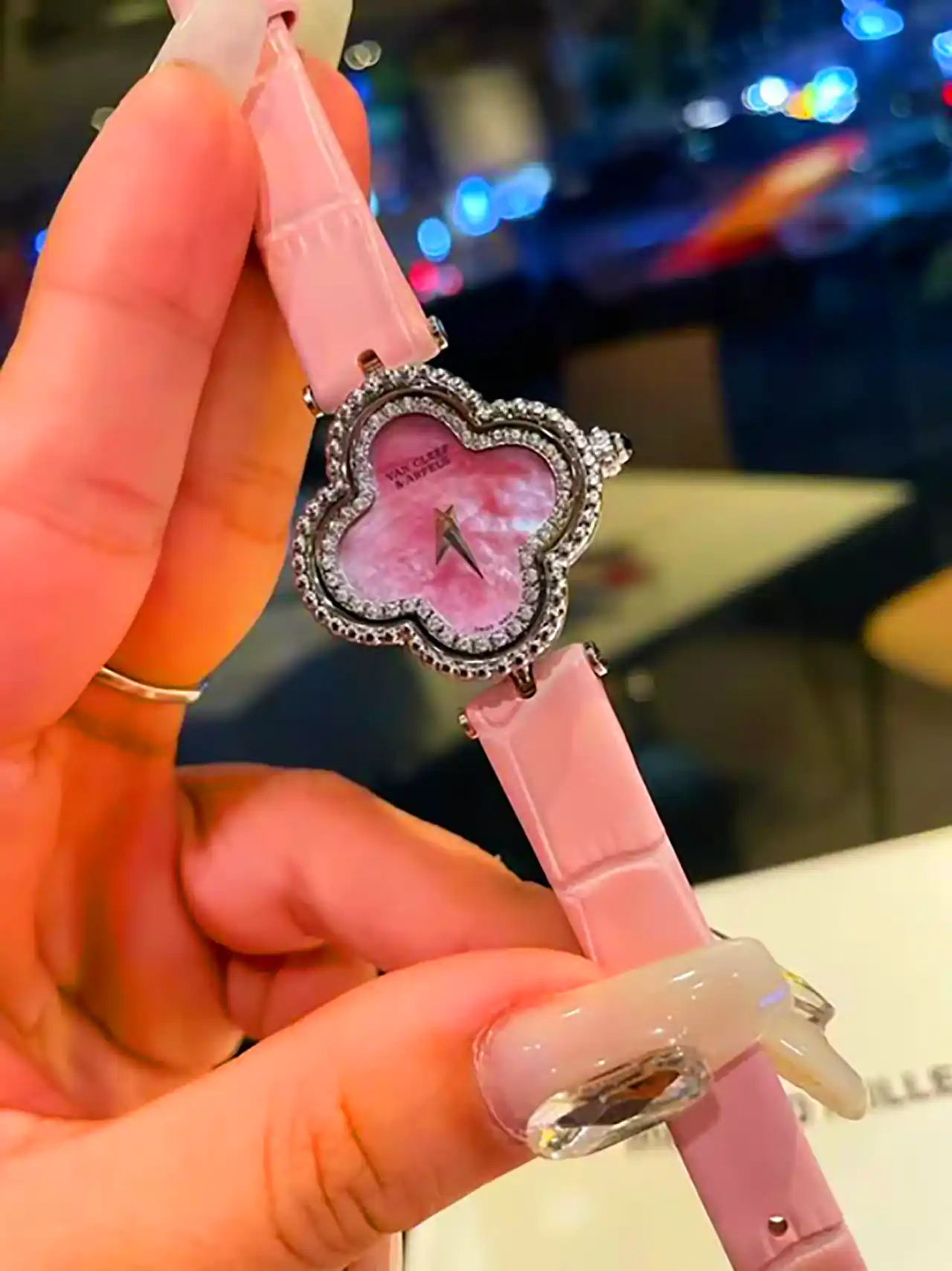 ساعت مچی صورتی دخترانه