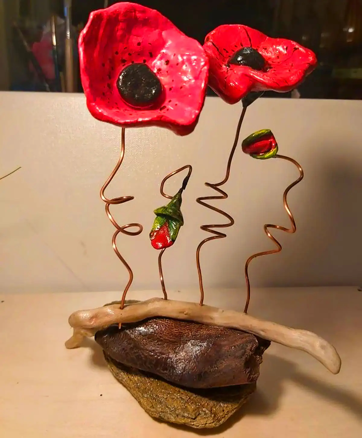 دکوری گل لاله سرامیکی قرمز