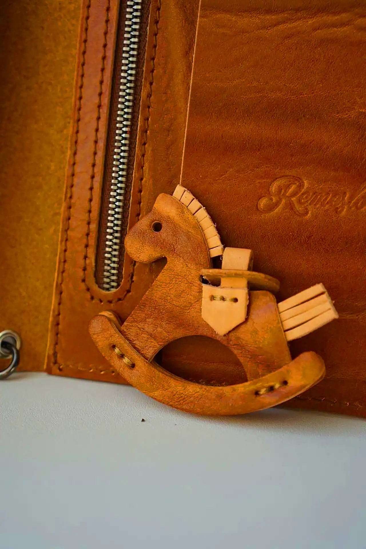 آویز چرمی دست دوز