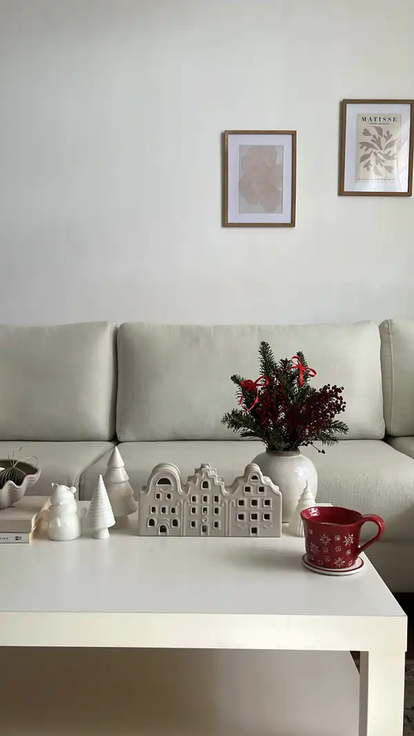 چیدمان میز جلو مبلی