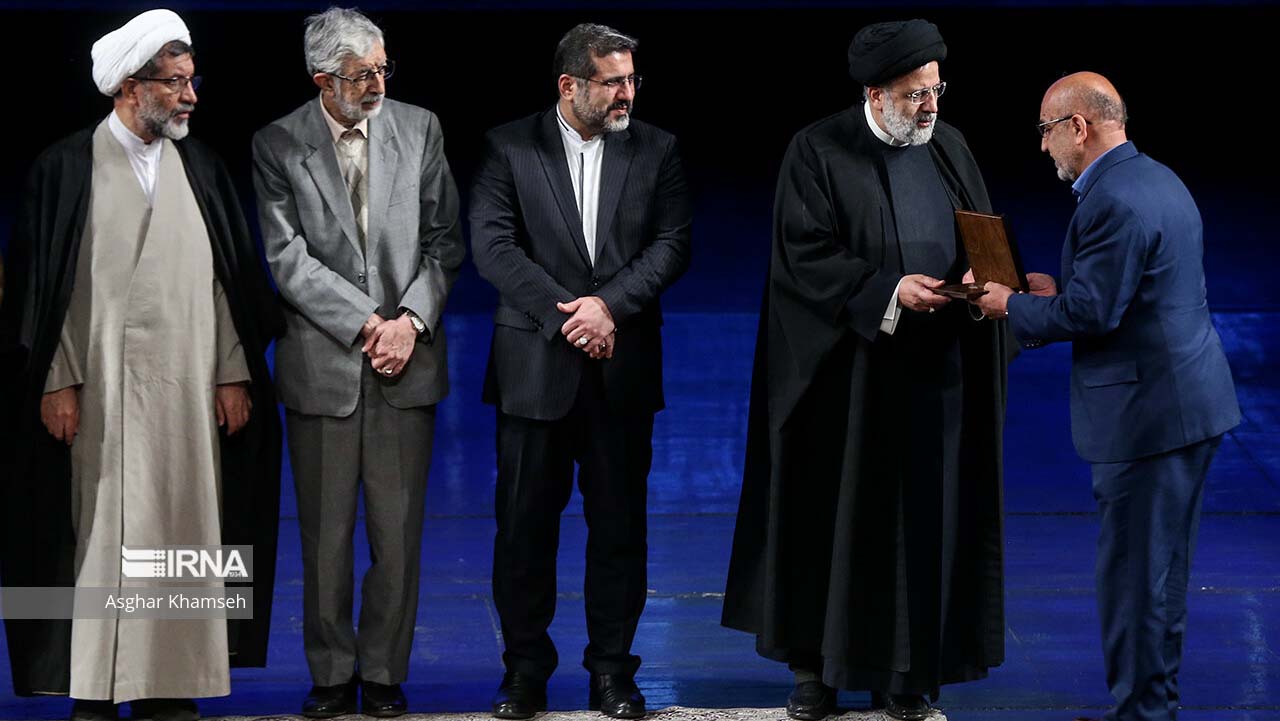  آیت‌الله سید ابراهیم رئیسی بعد از ظهر امروز چهارشنبه در چهلمین جایزه کتاب سال و سی‌امین جایزه جهانی کتاب سال جمهوری اسلامی ایران