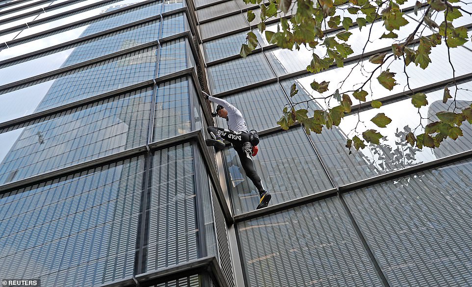صعود مرد عنکبوتی واقعی به بالای یک برج بلند مرتبه 