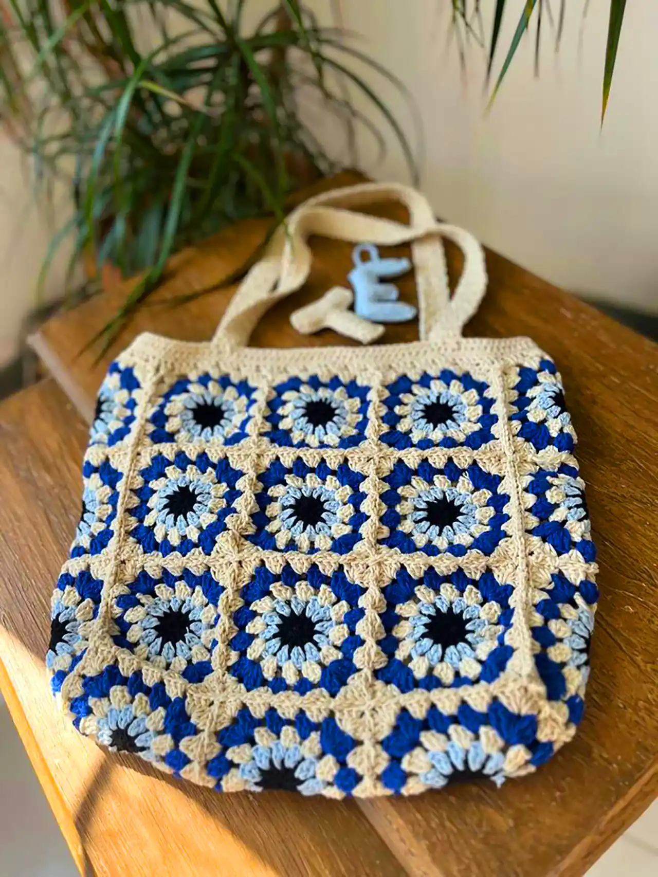 کیف دستبافت با موتیف ها 