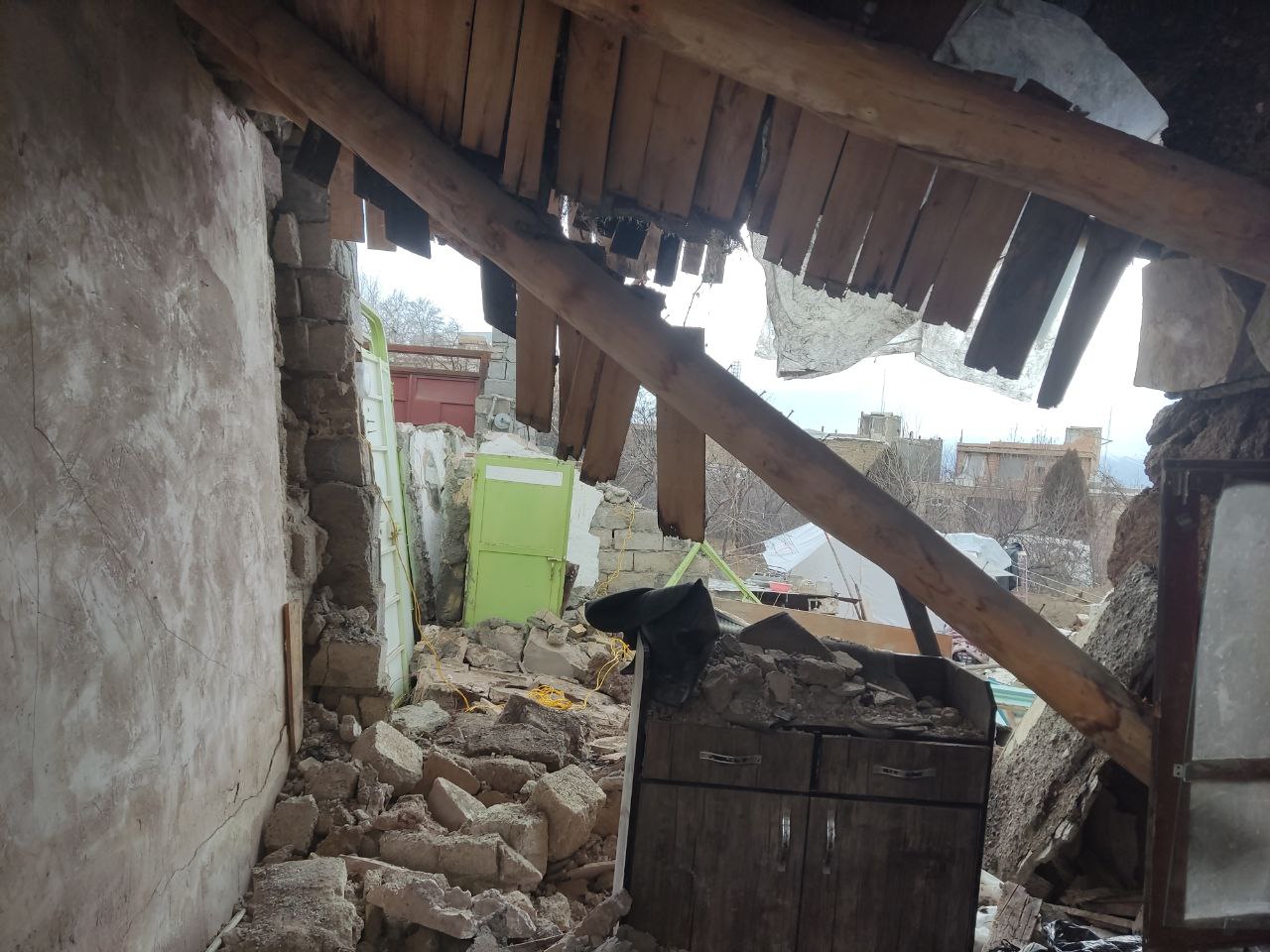 تصاویری غم‌انگیز از رنجِ زلزله خوی
