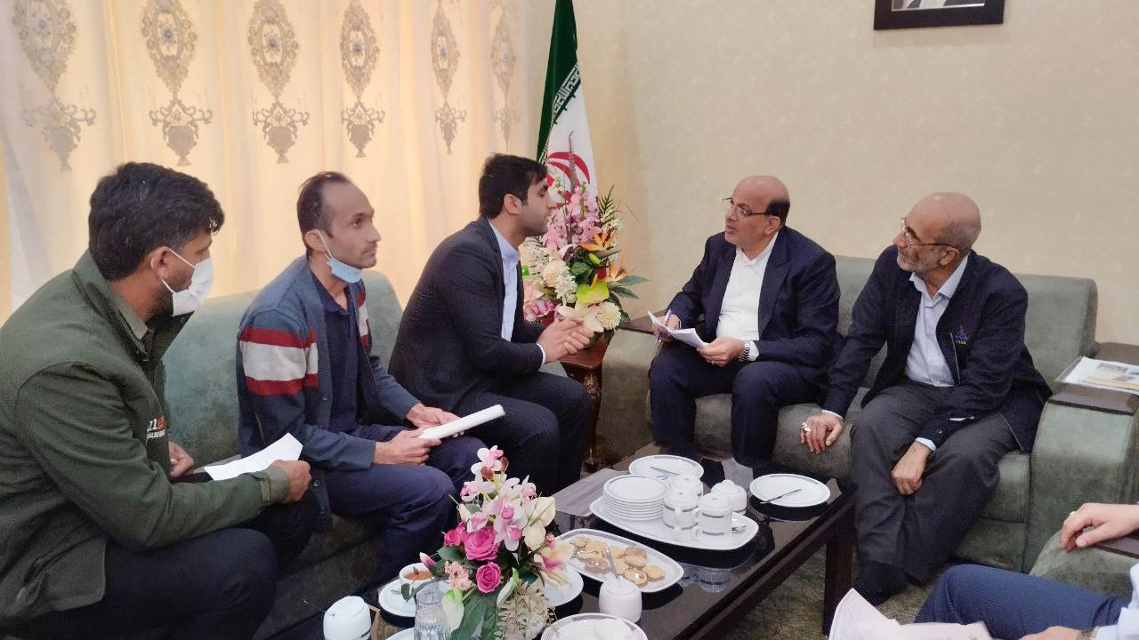 محسن خجسته‌مهر، مدیرعامل شرکت ملی نفت ایران در حال پاسخگویی به مردم و کارکنان شرکت نفت در اهواز