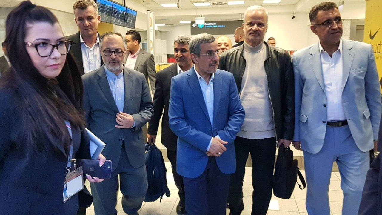محمود احمدی نژاد رئیس دولت های نهم و دهم برای شرکت در یک نشست علمی و تخصصی با همراهی برخی اطرافیانش از جمله شیخ الاسلام وارد بوداپست پایتخت مجارستان شد.