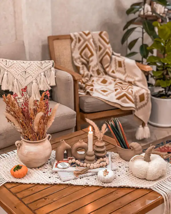 ایده چیدمان روی میز جلو مبلی عکس شیک