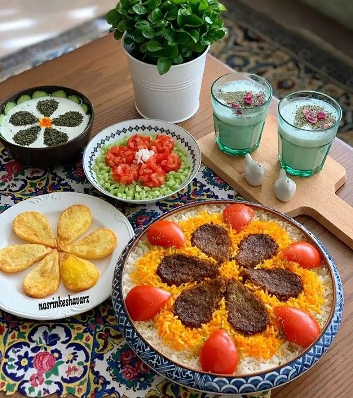 تزیین برنج مجلسی
شابلون تزیین برنج
تزیین مرغ مجلسی در دیس
تزیین سالاد
برنج قالبی با کاسه

