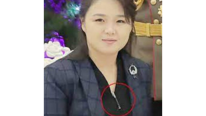 انتشار تصاویری از همسر کیم جونگ اون با گردنبندی به شکل موشک بالستیک + تصاویر