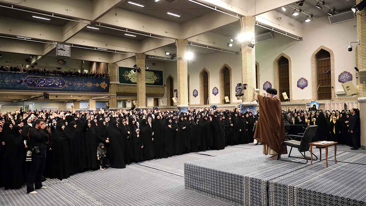 رهبر انقلاب اسلامی در دیدار هزاران نفر از زنان و دختران در آستانه ولادت حضرت فاطمه زهرا (س)