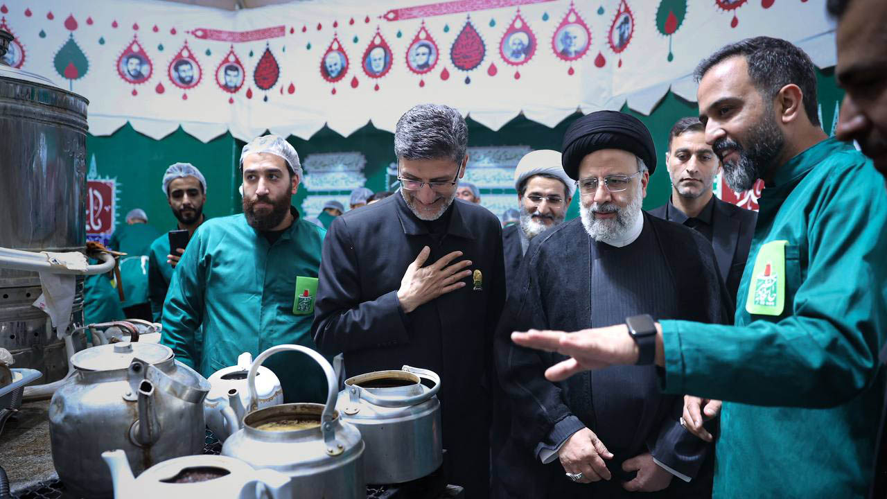 حضور رییس جمهور در چایخانه حرم حضرت رضا(ع) و مواکب مردمی اطراف حرم مطهر