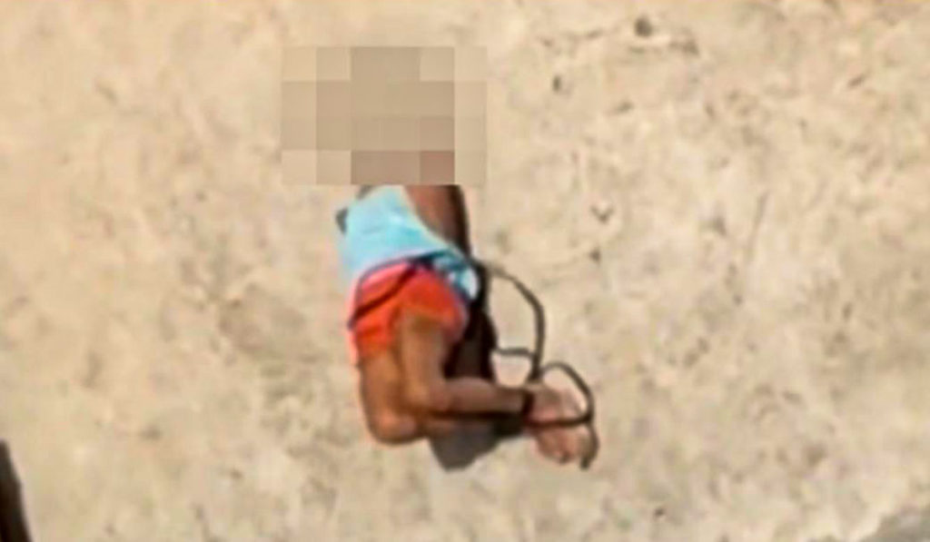 تنبیه دختر بچه ۵ساله در آفتاب سوزان | چه بلایی سر بچه آمد